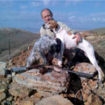 Cacciatore con fucile e tre cani da caccia, fotografati a gennaio in Grecia